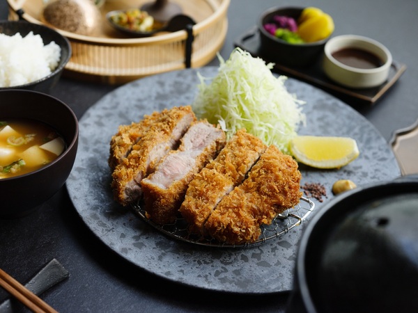 【June Special Plan】Special TONKATSU Dinner with shuttle ※We will transport you to the restaurant where the dinner will be held / Japanese breakfast at the inn / No allergy requests.